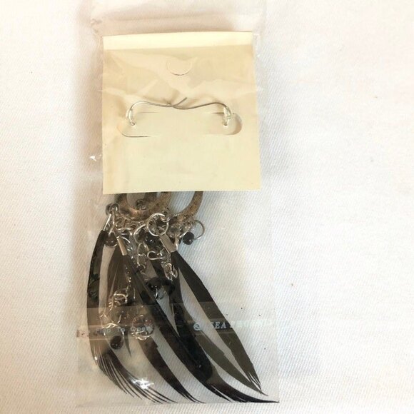 Red Apple Accessories Teardrop Chain Feather Dangle Earrings Silver Tone NOC - Picture 5 of 8